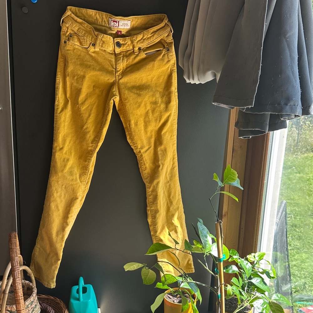 LEI Women's Yellow Corduroy Skinny Jeans